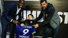 Ο Τεττέη κράτησε την υπόσχεσή του και έδωσε την φανέλα του στον Γιάννη Παπαστεφανάκη (pic)