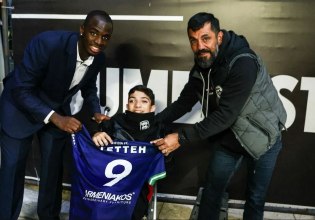 Ο Τεττέη κράτησε την υπόσχεσή του και έδωσε την φανέλα του στον Γιάννη Παπαστεφανάκη (pic)