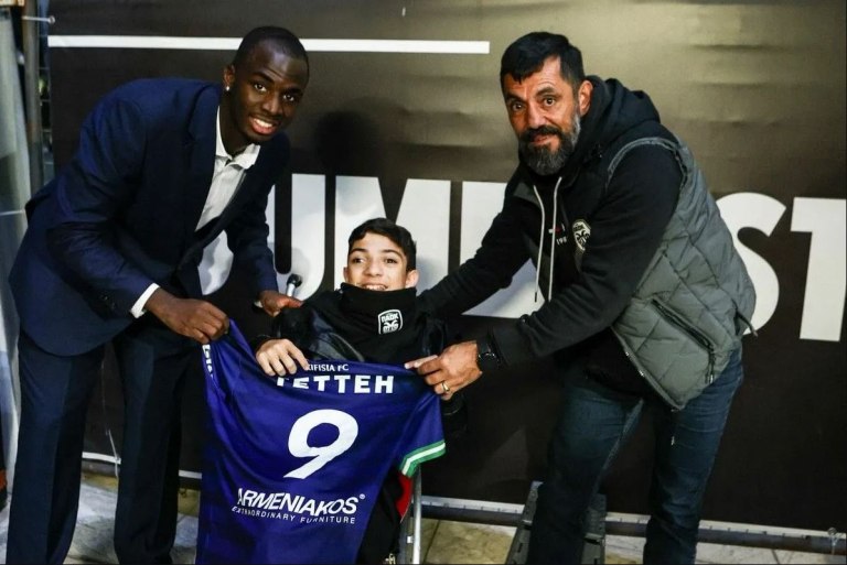 Ο Τεττέη κράτησε την υπόσχεσή του και έδωσε την φανέλα του στον Γιάννη Παπαστεφανάκη (pic)