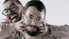 «Όλα Μόνοι Μας»: Δύο επιπλέον παραστάσεις για τη stand up επιθεώρηση στο Θέατρο 104