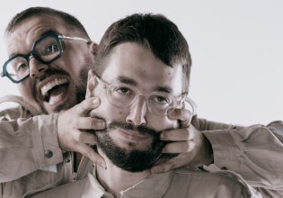 «Όλα Μόνοι Μας»: Δύο επιπλέον παραστάσεις για τη stand up επιθεώρηση στο Θέατρο 104