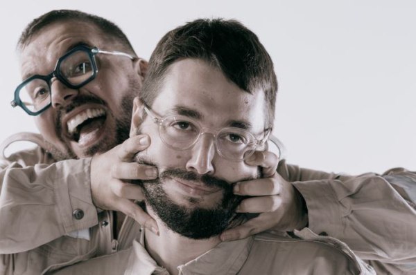 «Όλα Μόνοι Μας»: Δύο επιπλέον παραστάσεις για τη stand up επιθεώρηση στο Θέατρο 104