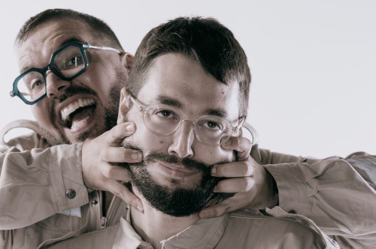 «Όλα Μόνοι Μας»: Δύο επιπλέον παραστάσεις για τη stand up επιθεώρηση στο Θέατρο 104