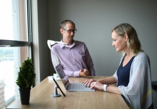 Απείθαρχοι; Αλαζόνες; Τεμπέληδες; Η Γενιά Z αντιμετωπίζει ένα γνώριμο κύμα κριτικής στον χώρο εργασίας