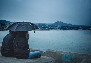 Εποχή και ψυχολογία: Γιατί αλλάζει η διάθεσή μας ανάλογα τον καιρό;