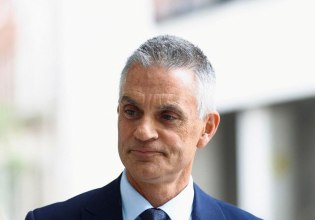 Τιμ Ντέιβι: Παραιτήθηκε για εκπομπή του BBC για τον Τραμπ – Ποιος είναι