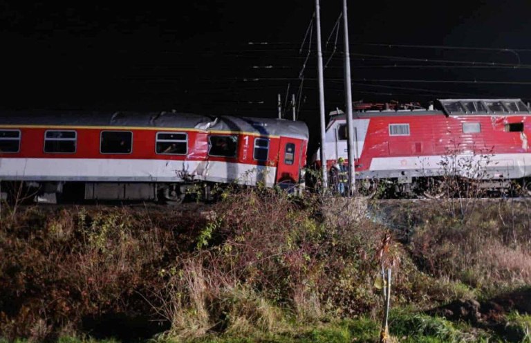 Σύγκρουση τρένων στη Σλοβακία - Αναφορές για τραυματίες