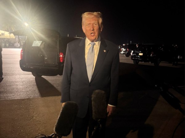 Ο Τραμπ προαναγγέλλει κυρώσεις σε οποιαδήποτε χώρα συναλλάσσεται με τη Ρωσία