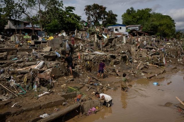 Φιλιππίνες: Τουλάχιστον 140 νεκροί και 127 αγνοούμενοι από τον τυφώνα Καλμάγκι