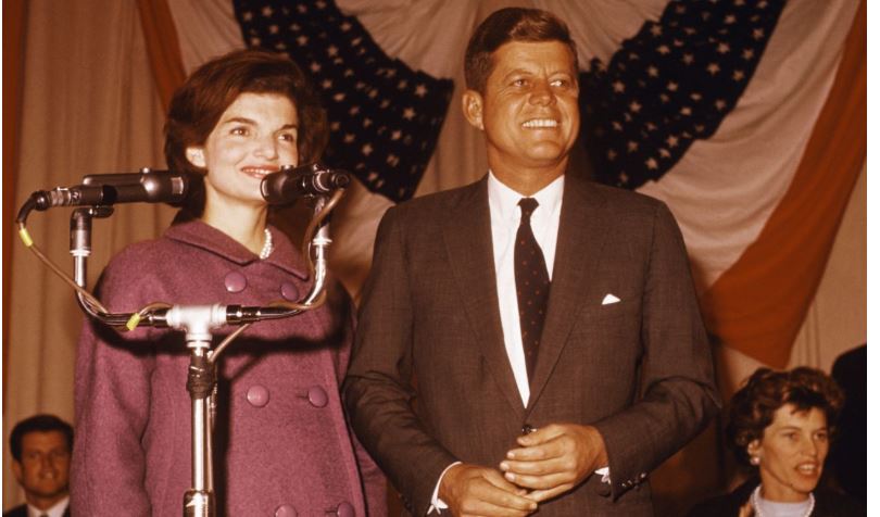 Τζάκι Κένεντι Ωνάση: Σε δημοπρασία το παλτό που φορούσε τη νύχτα των εκλογών του 1960