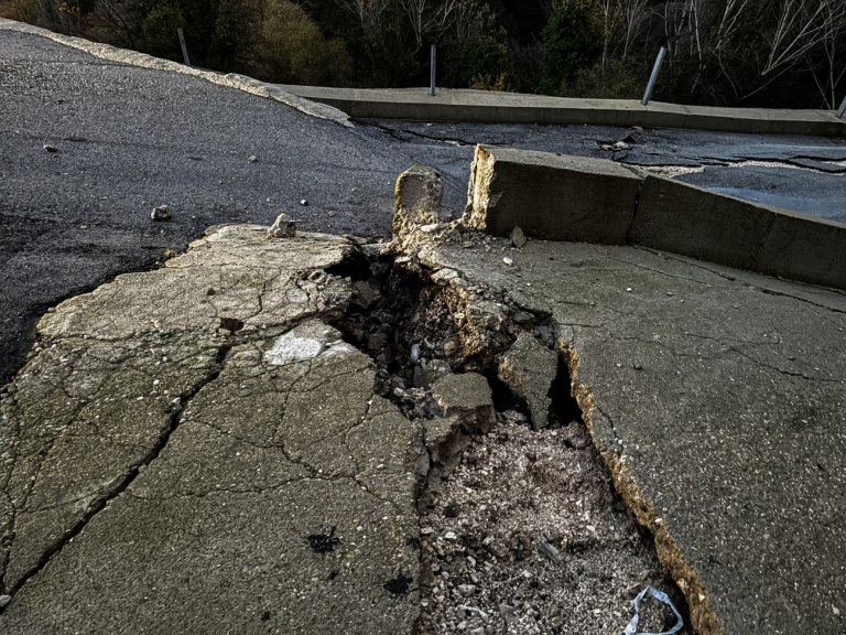 Τζουμέρκα: Εικόνες σοκ από το πέρασμα της κακοκαιρίας – Έρχονται καταιγίδες και «βουτιά» της θερμοκρασίας