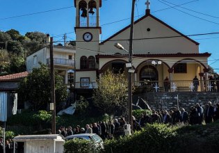 Αχαΐα: Θρήνος στην κηδεία του μικρού Ανδρέα – «Πού είσαι αγάπη μου;» φώναζε η μητέρα του