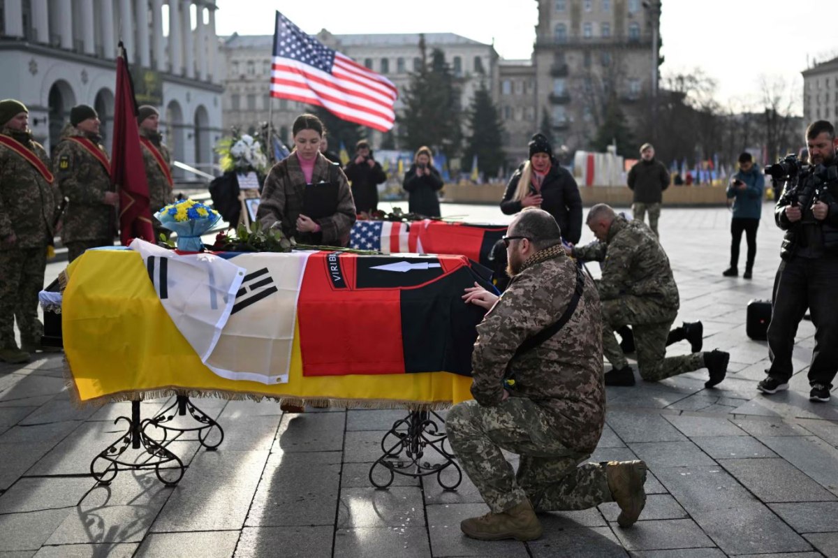 Κηδεία για Νοτιοκορεάτη και Αμερικανό εθελοντή στην Ουκρανία στην πλατεία Μαϊντάν του Κιέβου