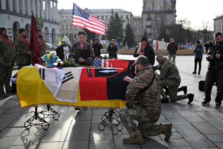 Κηδεία για Νοτιοκορεάτη και Αμερικανό εθελοντή στην Ουκρανία στην πλατεία Μαϊντάν του Κιέβου
