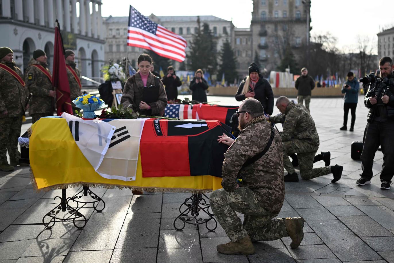 Κηδεία για Νοτιοκορεάτη και Αμερικανό εθελοντή στην Ουκρανία στην πλατεία Μαϊντάν του Κιέβου