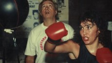 «Ο σύζυγός μου παραλίγο να με σκοτώσει, τώρα η Σίντνεϊ Σουίνι με υποδύεται σε μια ταινία» – Η αληθινή Κρίστι Μάρτιν