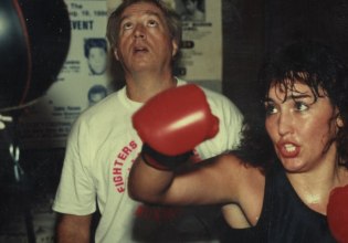 «Ο σύζυγός μου παραλίγο να με σκοτώσει, τώρα η Σίντνεϊ Σουίνι με υποδύεται σε μια ταινία» – Η αληθινή Κρίστι Μάρτιν