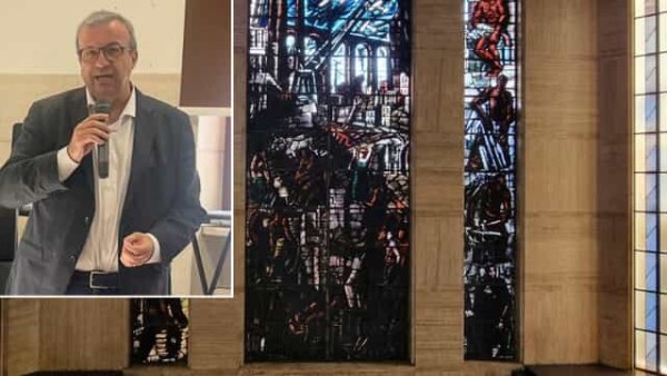 Απίστευτο σκηνικό στην Ιταλία: Πολιτικός έσπασε πολύτιμο βιτρό πέφτοντας πάνω του με το κεφάλι