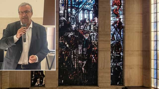 Απίστευτο σκηνικό στην Ιταλία: Πολιτικός έσπασε πολύτιμο βιτρό πέφτοντας πάνω του με το κεφάλι