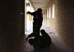 Σοκαριστικό βίντεο από τον άγριο ξυλοδαρμό κοπέλας από τέσσερα κορίτσια – Την χτυπούν στο κεφάλι