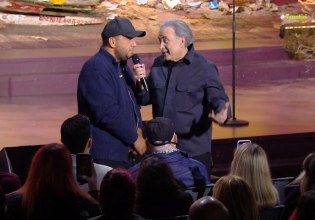 Συγκινητικές στιγμές στο Αλ Τσαντίρι Νιούζ: Στο κοινό βρέθηκε ο Πάνος Ρούτσι – Δάκρυσε ο Λάκης Λαζόπουλος