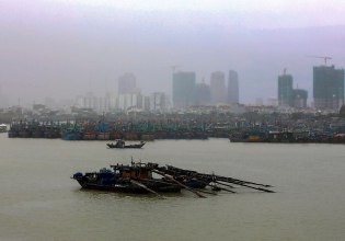 Σαρώνει ο τυφώνας Καλμάγκι το Βιετνάμ – 5 νεκροί