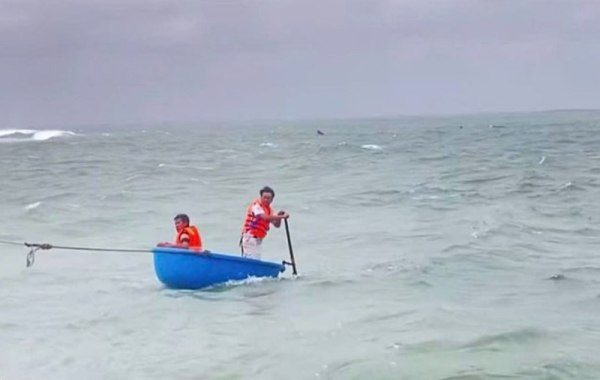 Βιετνάμ: Τρεις ναυαγοί διασώθηκαν έπειτα από 40 ώρες μάχης με τα κύματα [βίντεο]