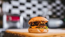 Συνταγή: Μπέργκερ με μοσχαρίσιο μπιφτέκι, μπέικον, καραμελωμένα κρεμμύδια και μαρμελάδα ντομάτας