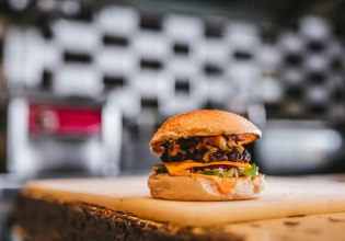 Συνταγή: Μπέργκερ με μοσχαρίσιο μπιφτέκι, μπέικον, καραμελωμένα κρεμμύδια και μαρμελάδα ντομάτας