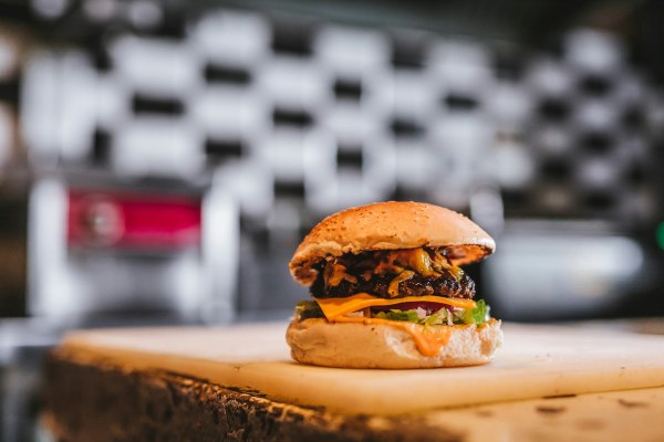 Συνταγή: Μπέργκερ με μοσχαρίσιο μπιφτέκι, μπέικον, καραμελωμένα κρεμμύδια και μαρμελάδα ντομάτας