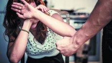 Ενδοοικογενειακή βία: Ξυλοκόπησε άγρια τη σύζυγό του σε πλοίο – Με μώλωπες και αιματώματα η γυναίκα