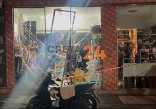 Ηράκλειο: Αυτοκίνητο «καρφώθηκε» σε βιτρίνα καταστήματος