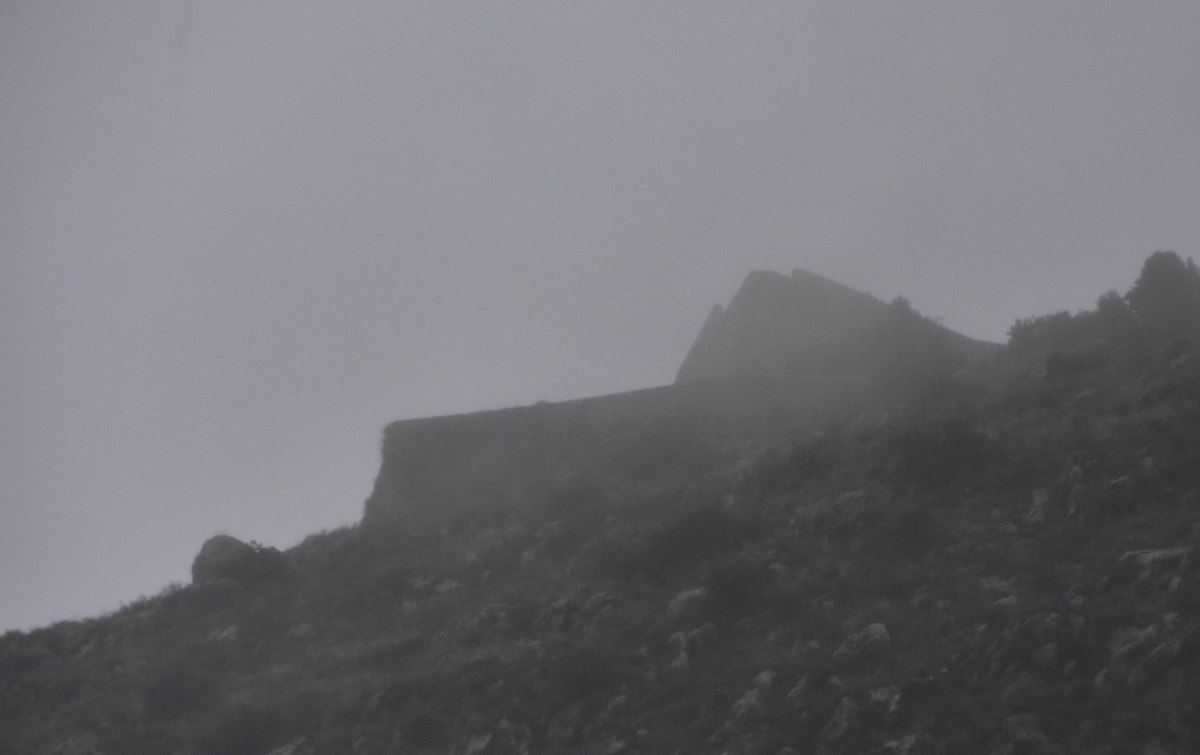 Εύβοια: Ξεκόλλησε βράχος και έπεσε στον δρόμο από την έντονη βροχόπτωση