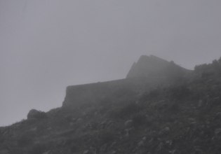 Εύβοια: Ξεκόλλησε βράχος και έπεσε στον δρόμο από την έντονη βροχόπτωση