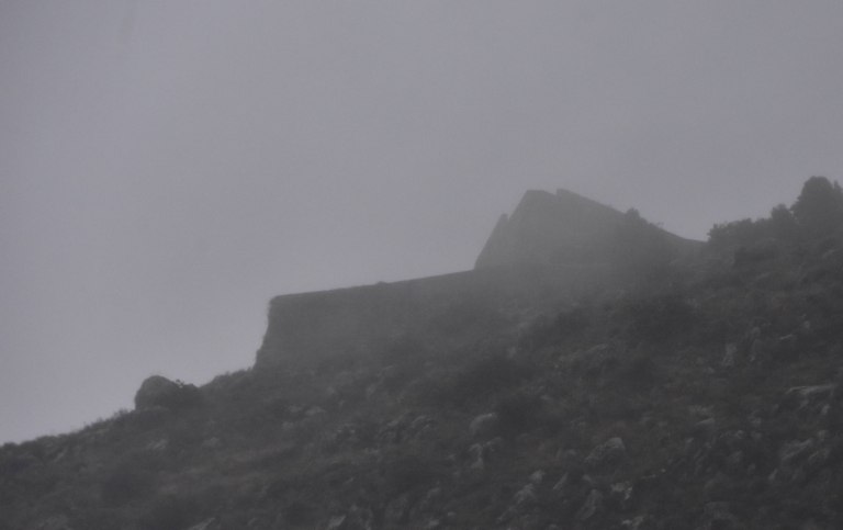 Εύβοια: Ξεκόλλησε βράχος και έπεσε στον δρόμο από την έντονη βροχόπτωση