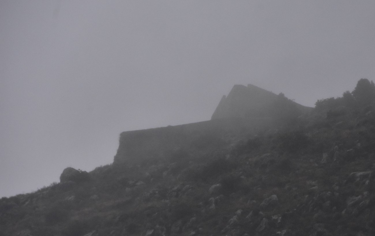 Εύβοια: Ξεκόλλησε βράχος και έπεσε στον δρόμο από την έντονη βροχόπτωση