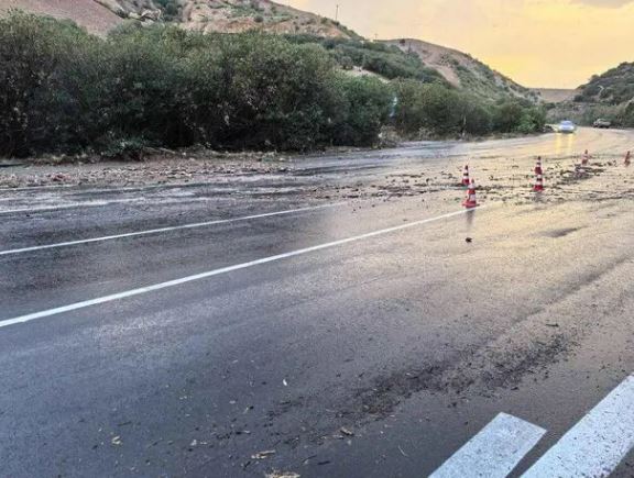 Έντονη βροχόπτωση και χαλάζι στην Κρήτη – Γέμισε πέτρες και χώματα ο ΒΟΑΚ