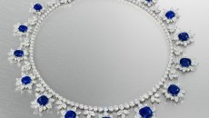 Το σπάνιο κολιέ «Royal Blue» πωλήθηκε για 13,9 εκατομμύρια ευρώ από τον οίκο Christie’s