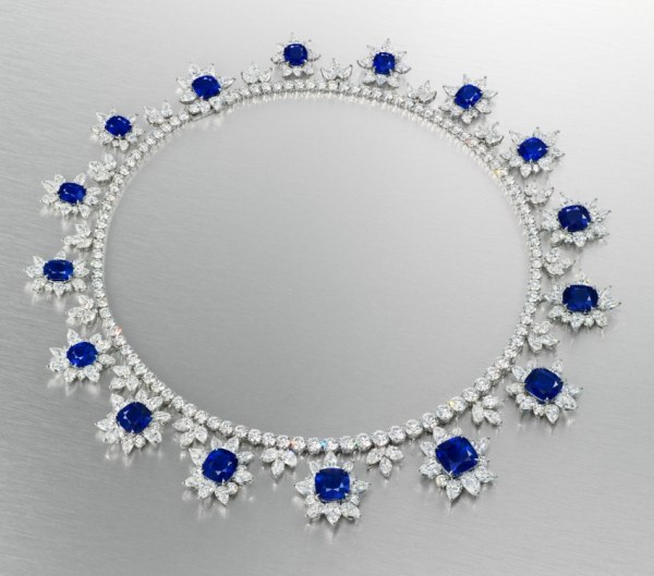Το σπάνιο κολιέ «Royal Blue» πωλήθηκε για 13,9 εκατομμύρια ευρώ από τον οίκο Christie’s