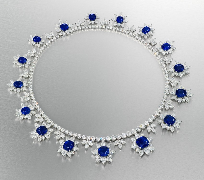 Το σπάνιο κολιέ «Royal Blue» πωλήθηκε για 13,9 εκατομμύρια ευρώ από τον οίκο Christie’s
