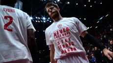 Με μπλουζάκια Έβανς στο ζέσταμα οι παίκτες του Ολυμπιακού – «Ποτέ μη χάνεις την ελπίδα, μείνε δυνατός»