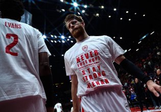 Με μπλουζάκια Έβανς στο ζέσταμα οι παίκτες του Ολυμπιακού – «Ποτέ μη χάνεις την ελπίδα, μείνε δυνατός»