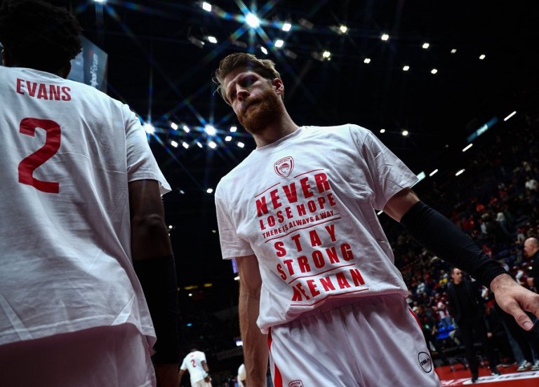 Με μπλουζάκια Έβανς στο ζέσταμα οι παίκτες του Ολυμπιακού – «Ποτέ μη χάνεις την ελπίδα, μείνε δυνατός»