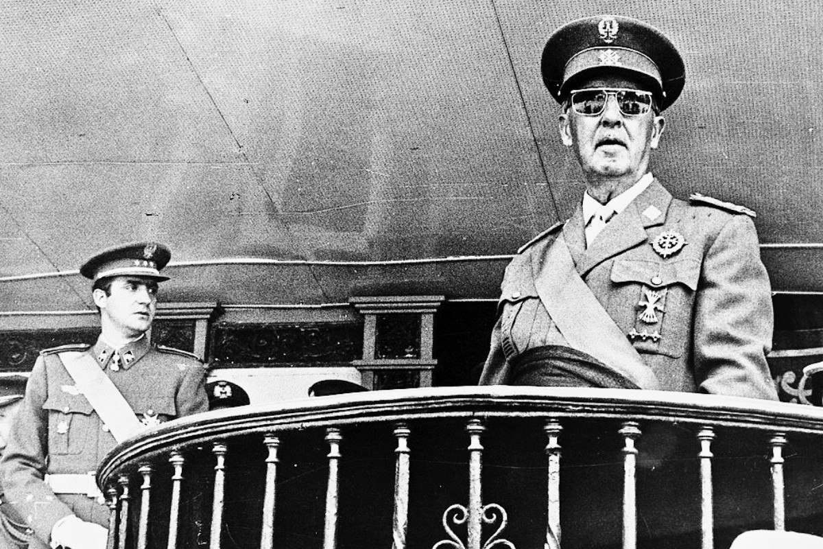 Χουάν Κάρλος: Έχει «τεράστιο σεβασμό» για τον δικτάτορα Φράνκο, κατηγορεί τον γιο του Φελίπε για προδοσία  