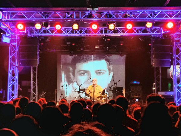 Παύλος Σιδηρόπουλος: Λίγο πριν τη συναυλία – αφιέρωμα, ο ντράμερ του Κυριάκος Δαρίβας θυμάται