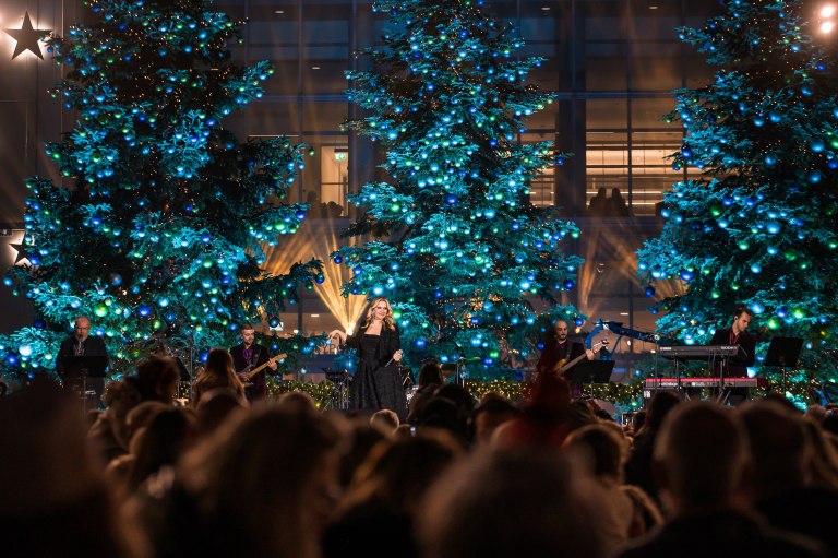 Χριστούγεννα στο ΚΠΙΣΝ: Η φωταγώγηση, ο εντυπωσιακός στολισμός και το γιορτινό σκηνικό