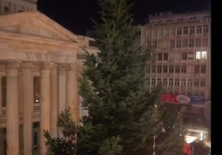 Εντυπωσιακό βίντεο δείχνει το νέο Χριστουγεννιάτικο δέντρο στον Πειραιά