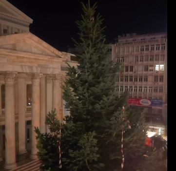 Εντυπωσιακό βίντεο δείχνει το νέο Χριστουγεννιάτικο δέντρο στον Πειραιά
