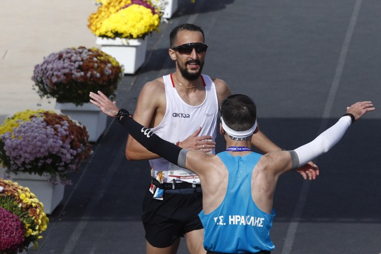 Η υπέροχη έκπληξη στον Μπάμπη Πιτσώλη στον τερματισμό του Μαραθωνίου της Αθήνας