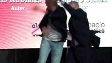 Ο Ρουμπιάλες «έφαγε» αυγά κατά την παρουσίαση του βιβλίου του! – «Νόμιζα πως ήταν όπλο» (vid)